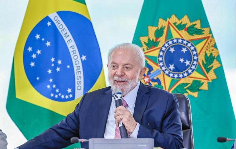 Lula Chega a Salvador para Anúncio de Investimentos e Apoio a Candidatura em Camaçari