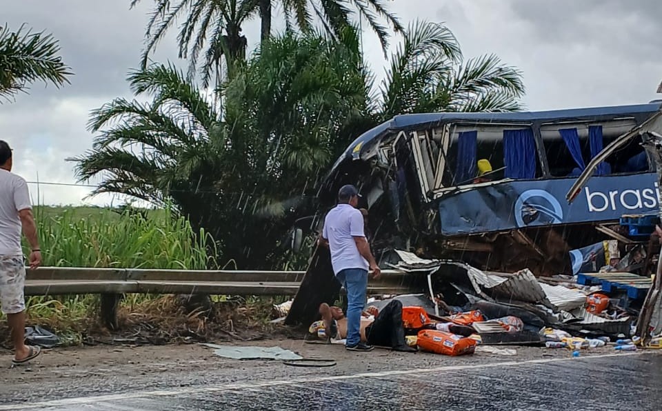 Tragédia na BR 101| Acidente entre ônibus e caminhão deixa mortos e feridos