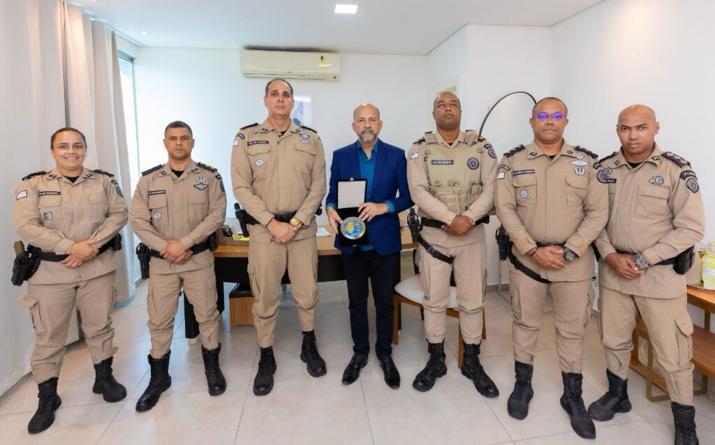 Deputada Estadual Cláudia Oliveira e o prefeito de Eunápolis, Robério Oliveira, são homenageados com medalha comemorativa pelos 200 anos da Polícia Militar da Bahia